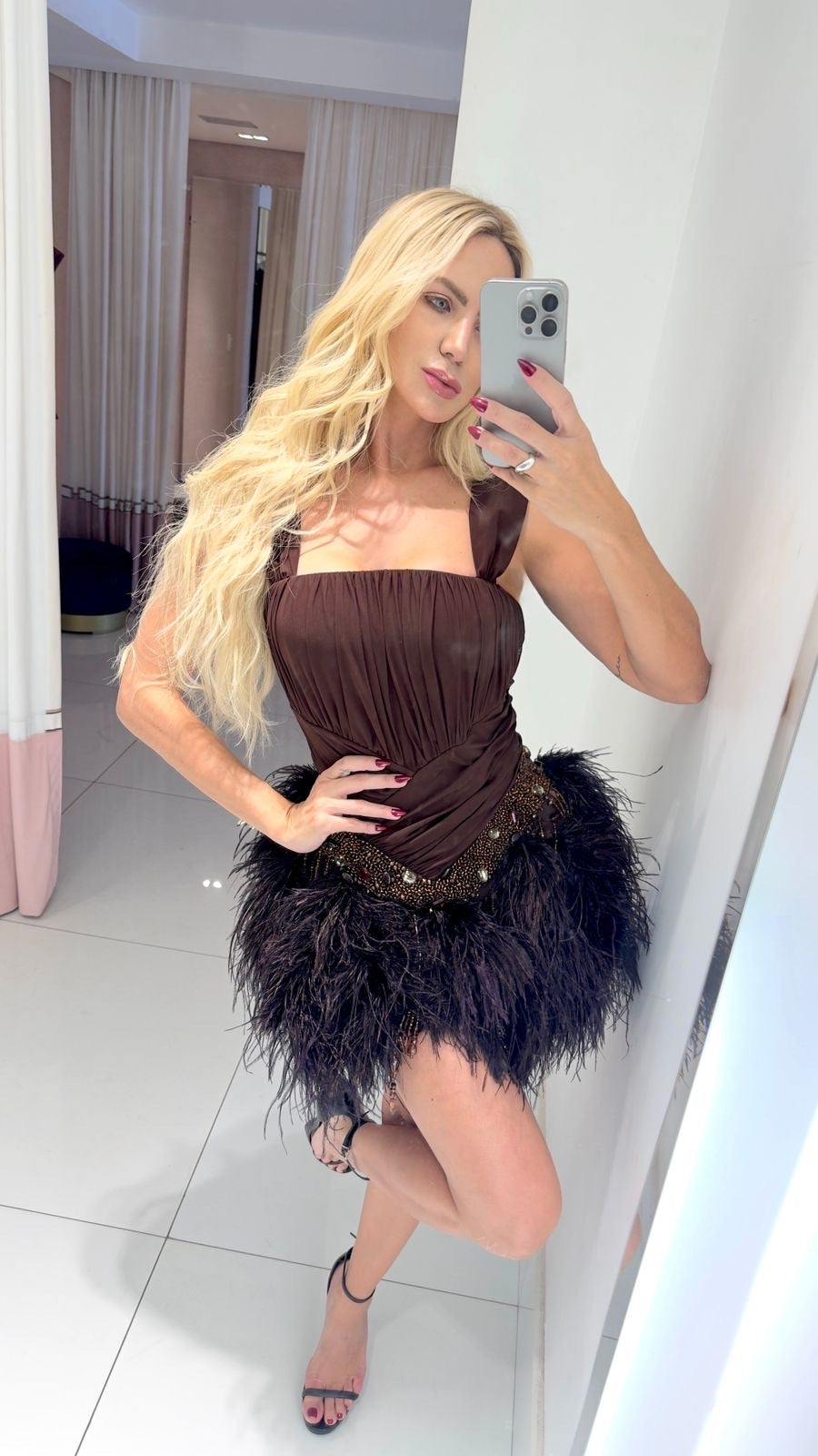 Vestido Lopz Aurora de cor vibrante, com detalhes elegantes e tecido fluido, perfeito para ocasiões especiais.
