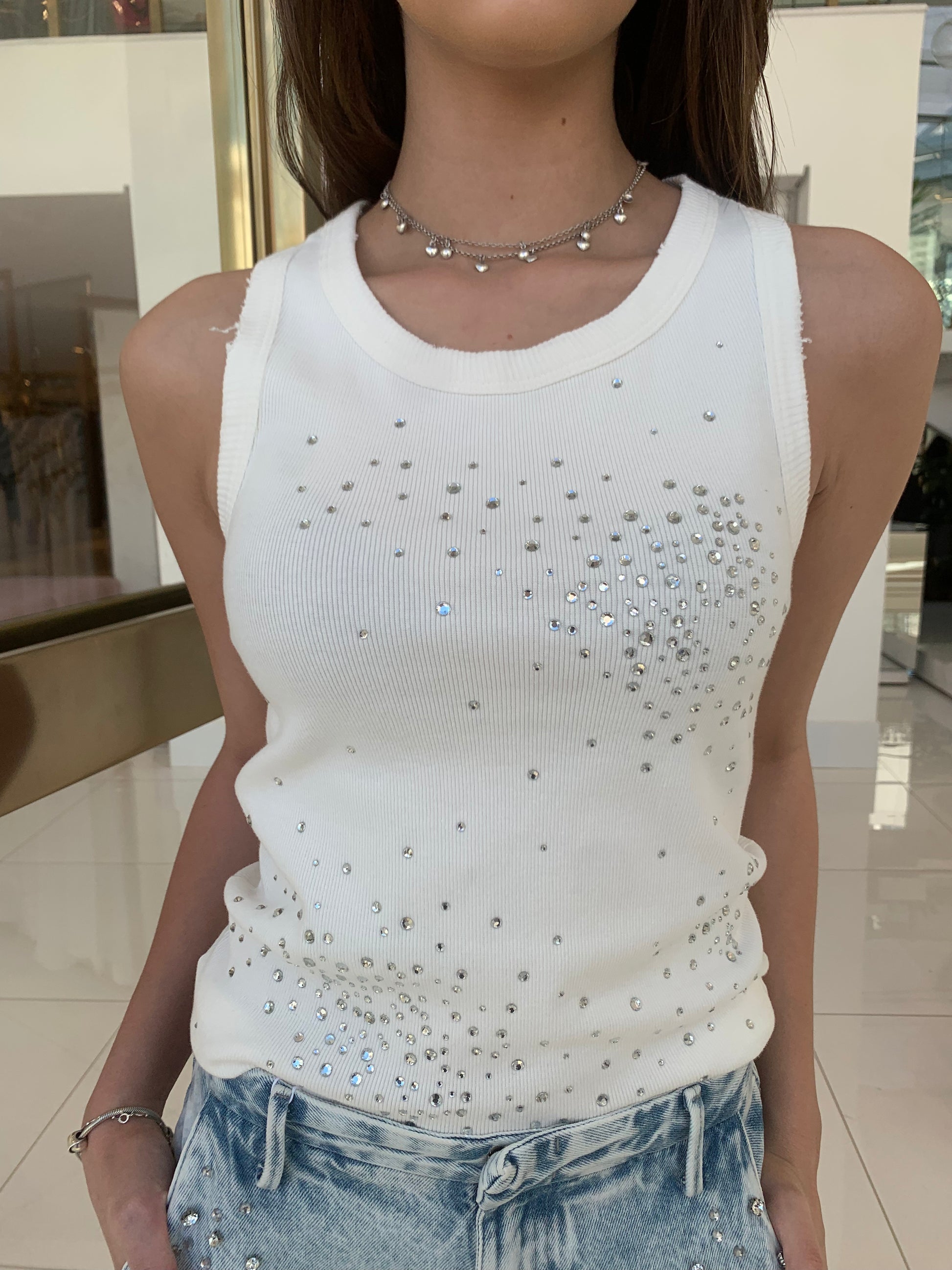 Blusa regata Animale Stoned Crystals com detalhes de cristais e decote, modelo feminino em tecido leve e elegante.