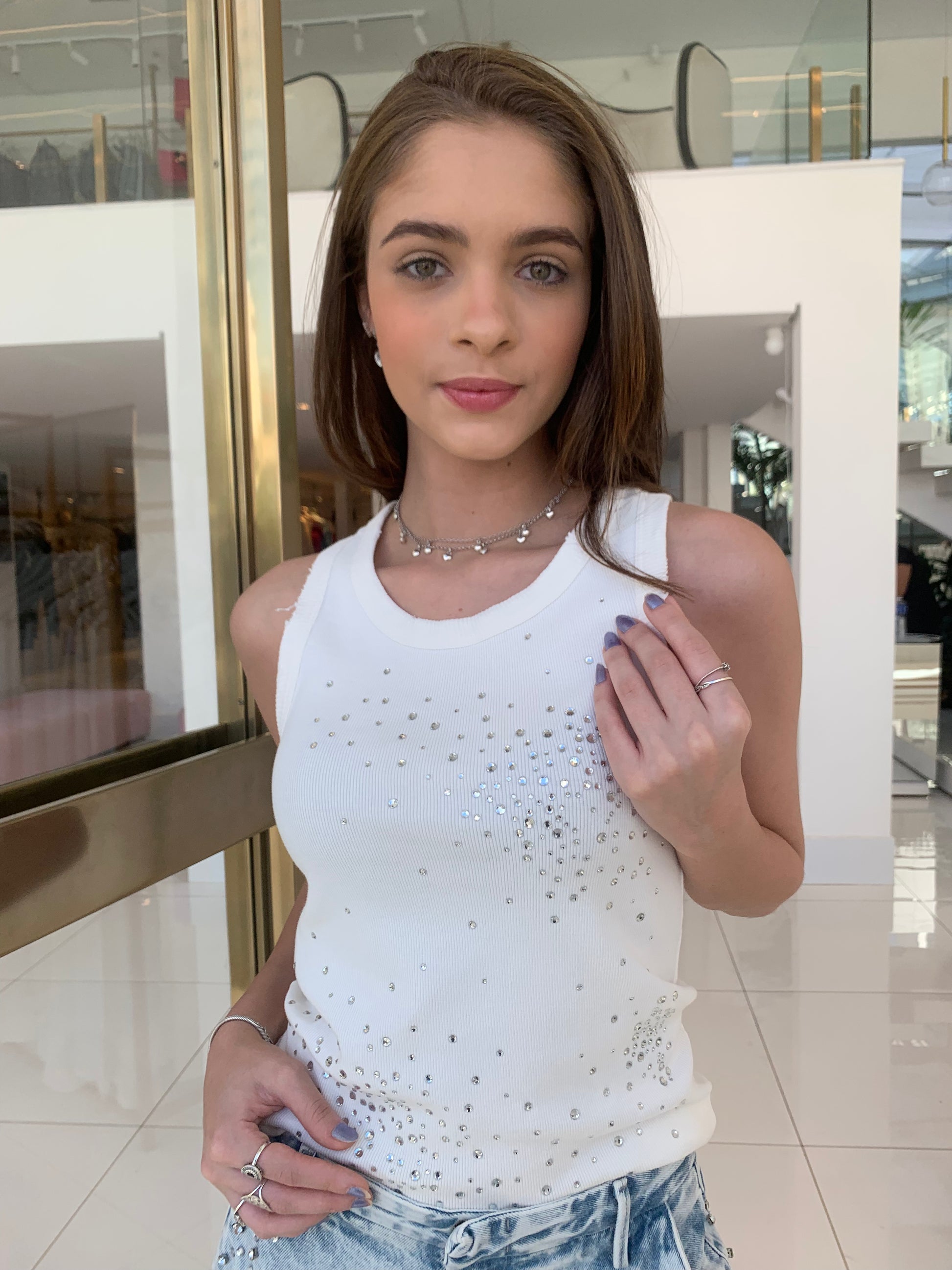 Blusa regata Animale Stoned Crystals com detalhes de cristais, tecido leve e estilo moderno, vista frontal da peça.