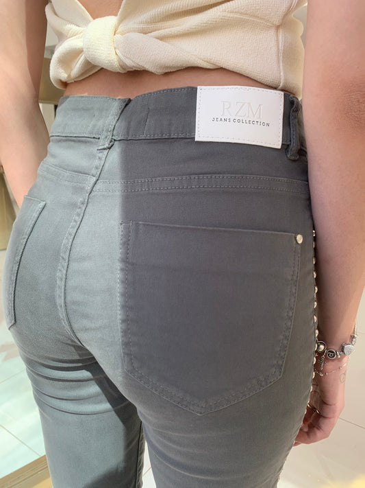Verde calça sarja da Wanessa Lopez Concept, exibindo tecido resistente e corte moderno em ambiente casual.