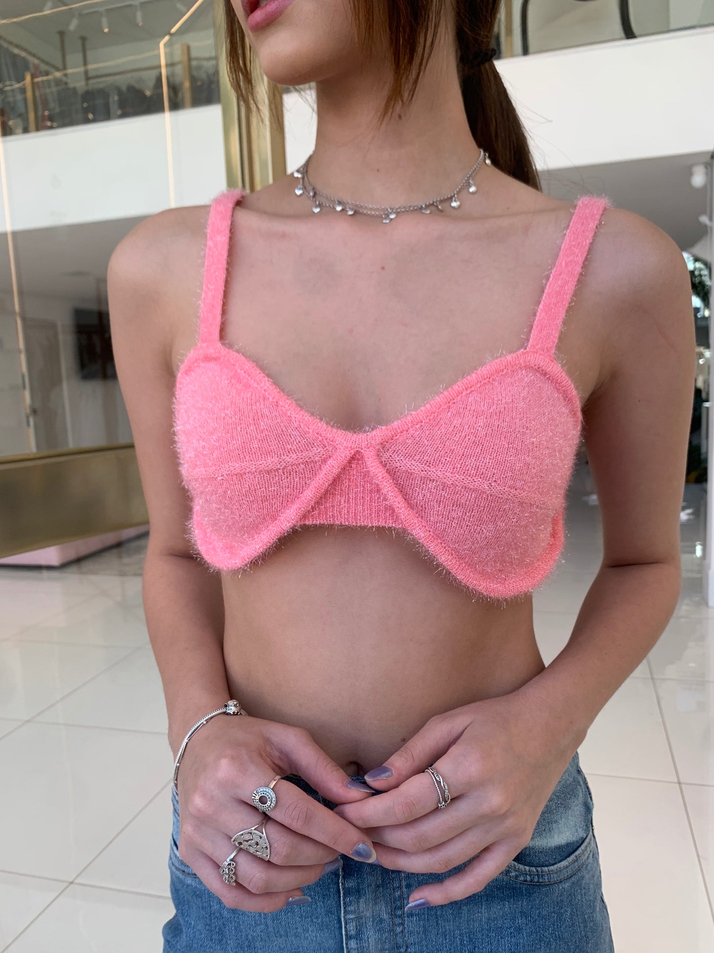Top de tricô com brilho da marca Animale, mostrando detalhes do tecido e acabamento elegante em uma imagem clara.