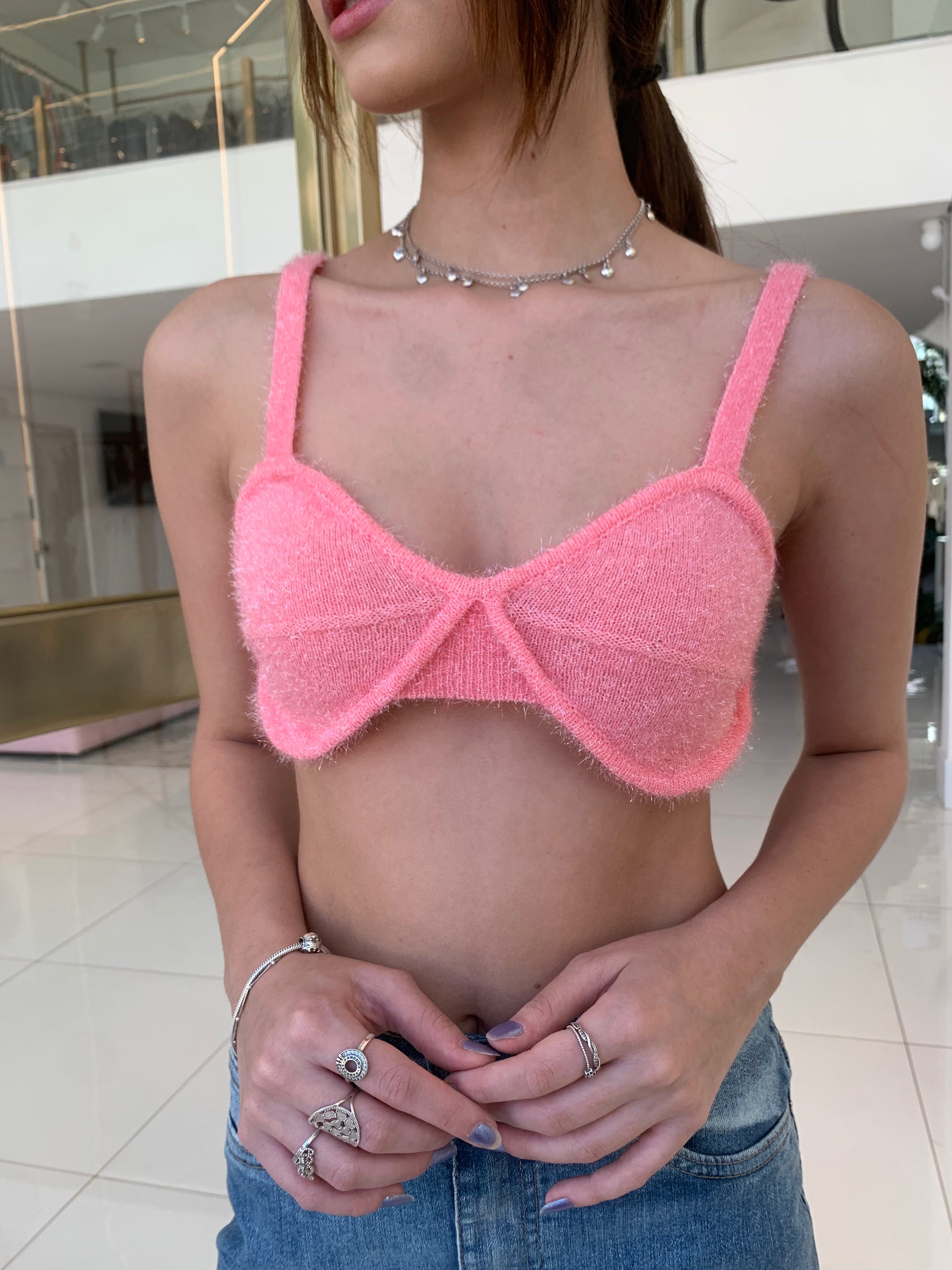 Top de tricô com brilho da marca Animale, mostrando detalhes do tecido e acabamento elegante em uma imagem clara.