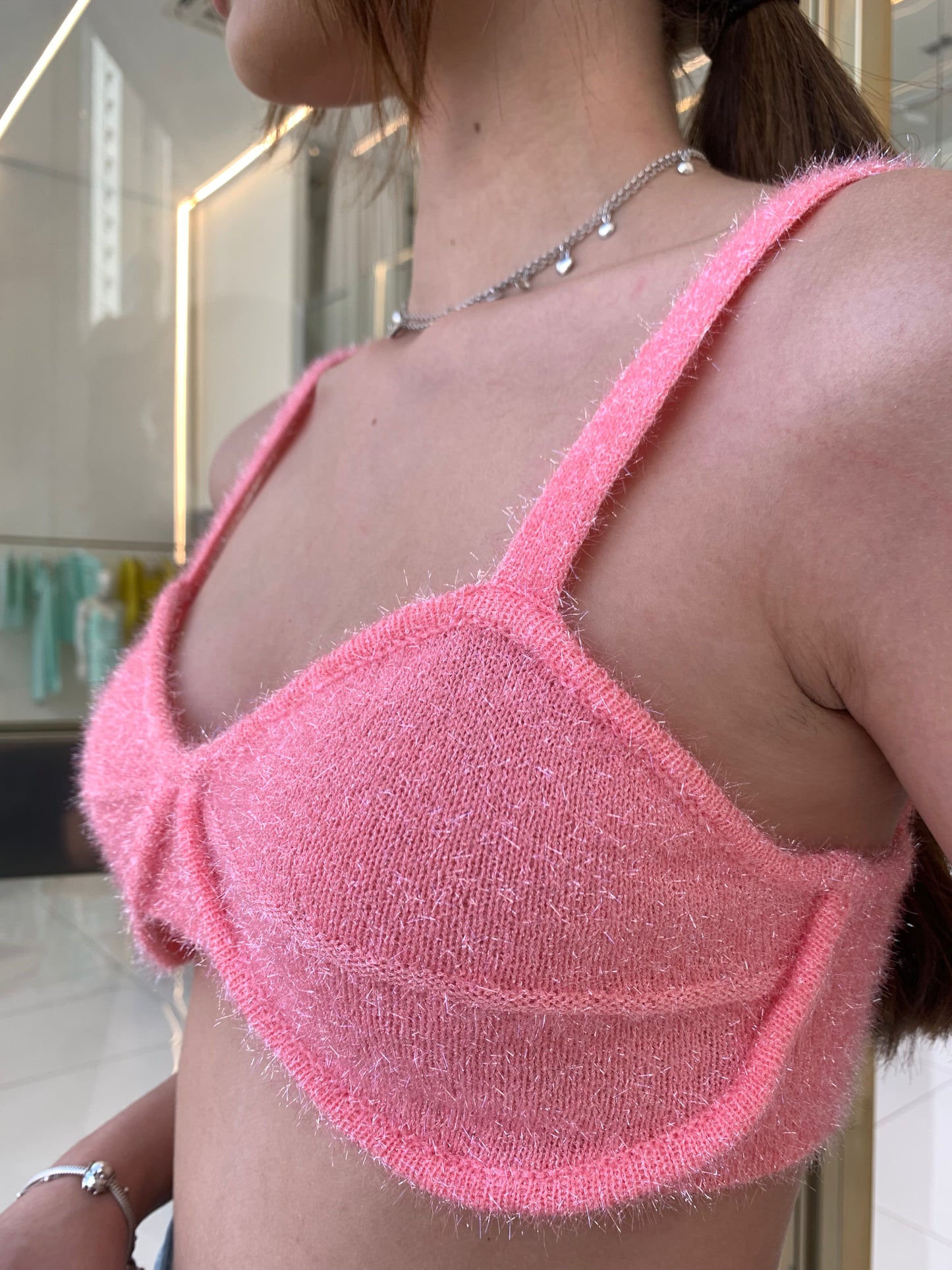 Top de tricô com brilho da Animale, peça feminina elegante, exibindo detalhes e textura do tecido.