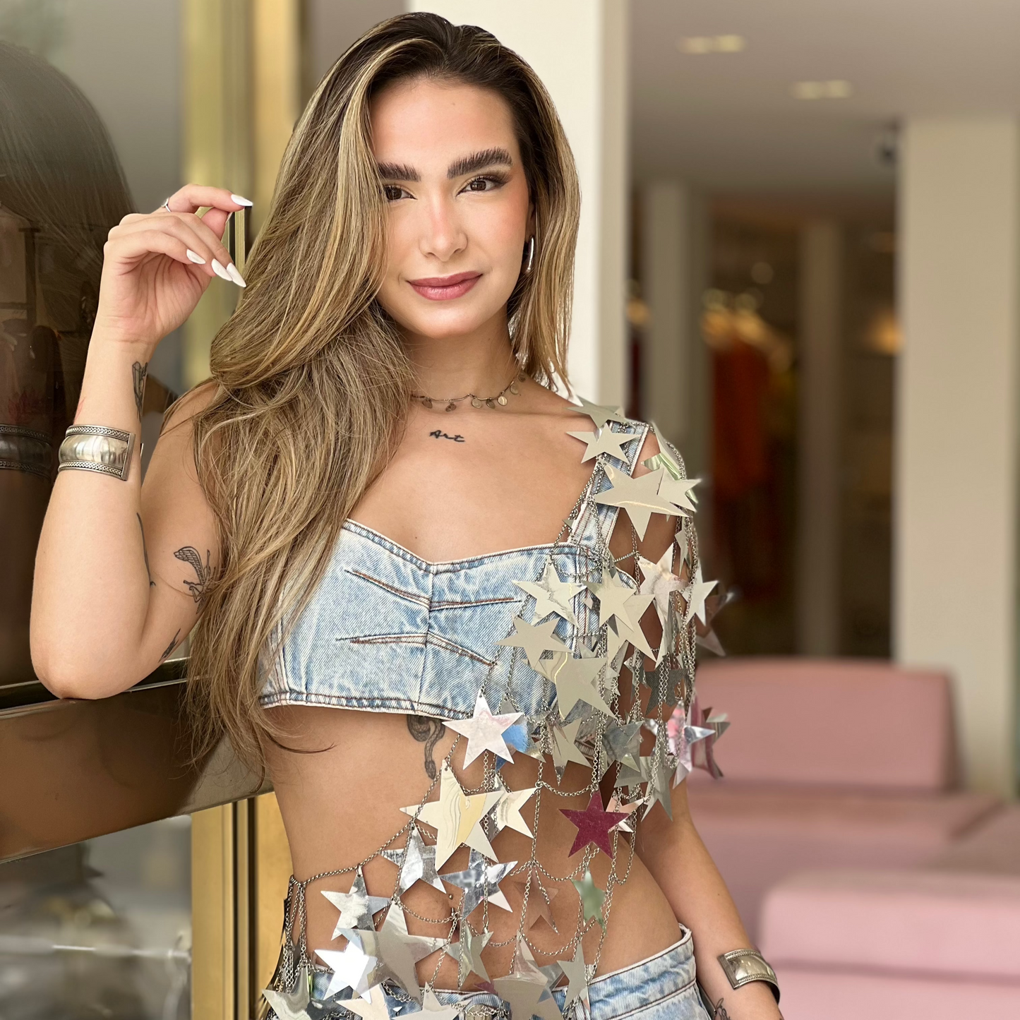 Top jeans da marca Animale, estilo casual, com detalhes de costura e acabamento em jeans azul claro.