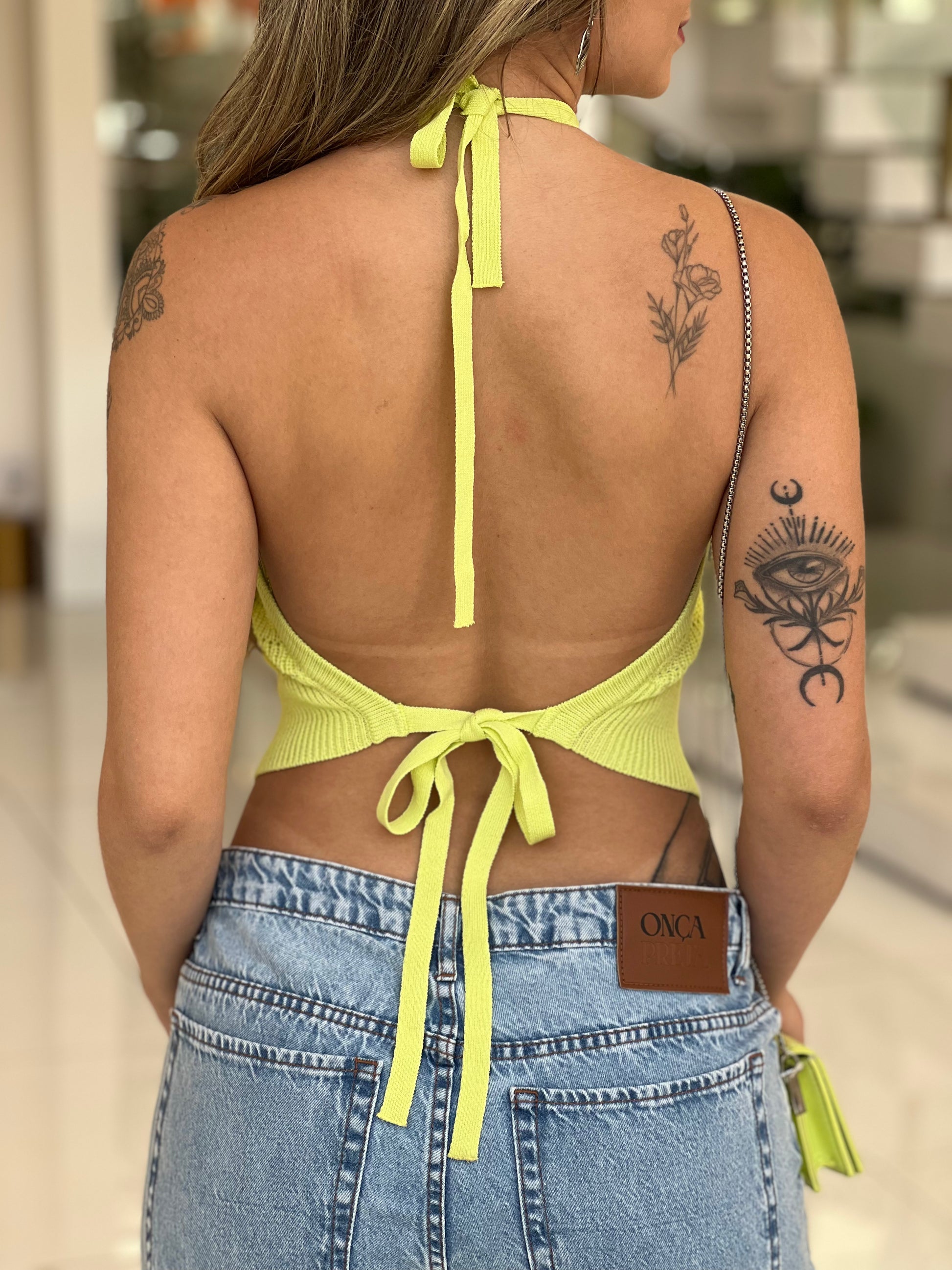 Blusa de tricot frente única da marca Wanessa Lopez Concept em tom suave e textura detalhada.