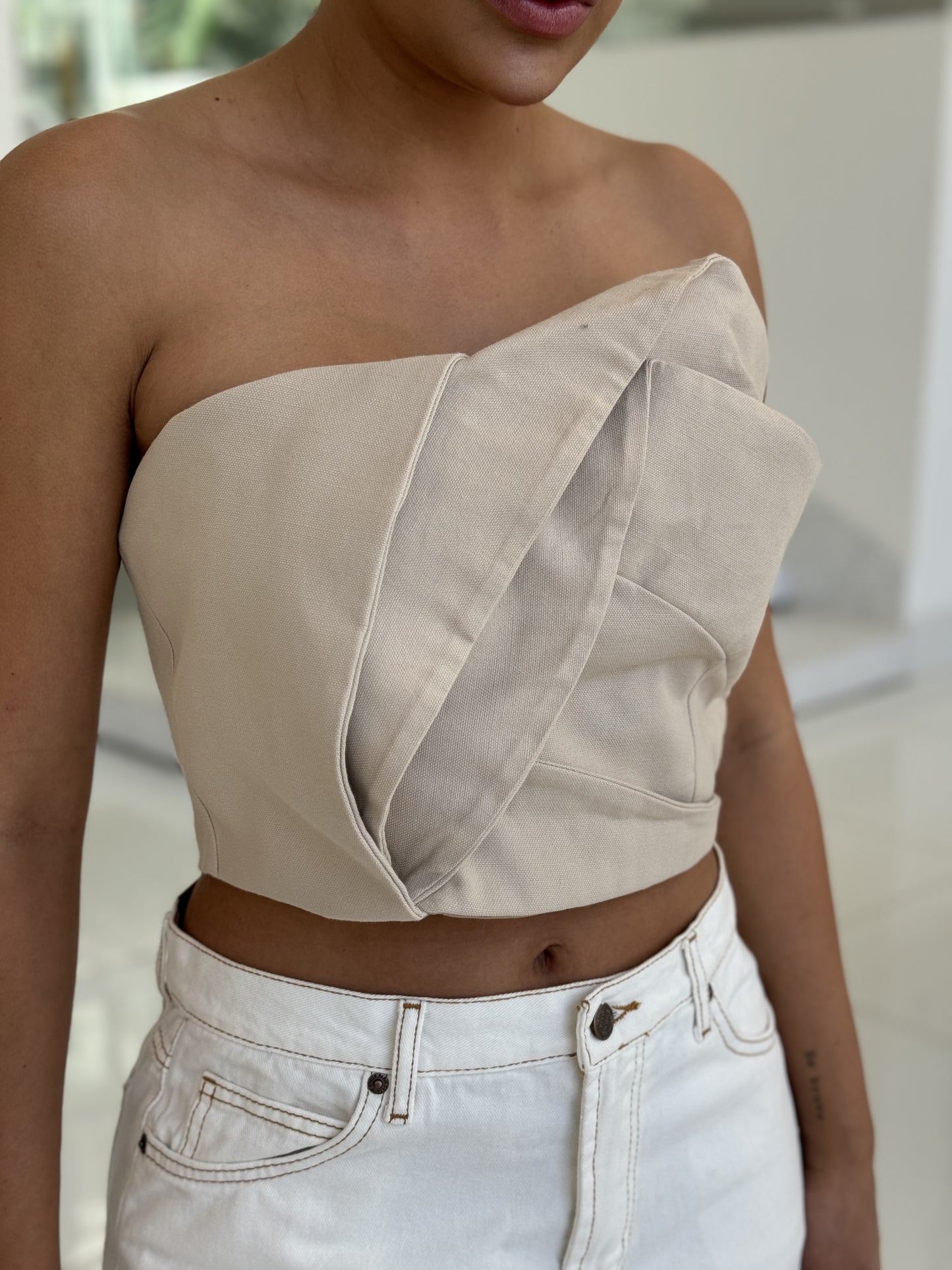 Cropped Charry Origame featuring a stylish design and a comfortable fit in a vibrant color.