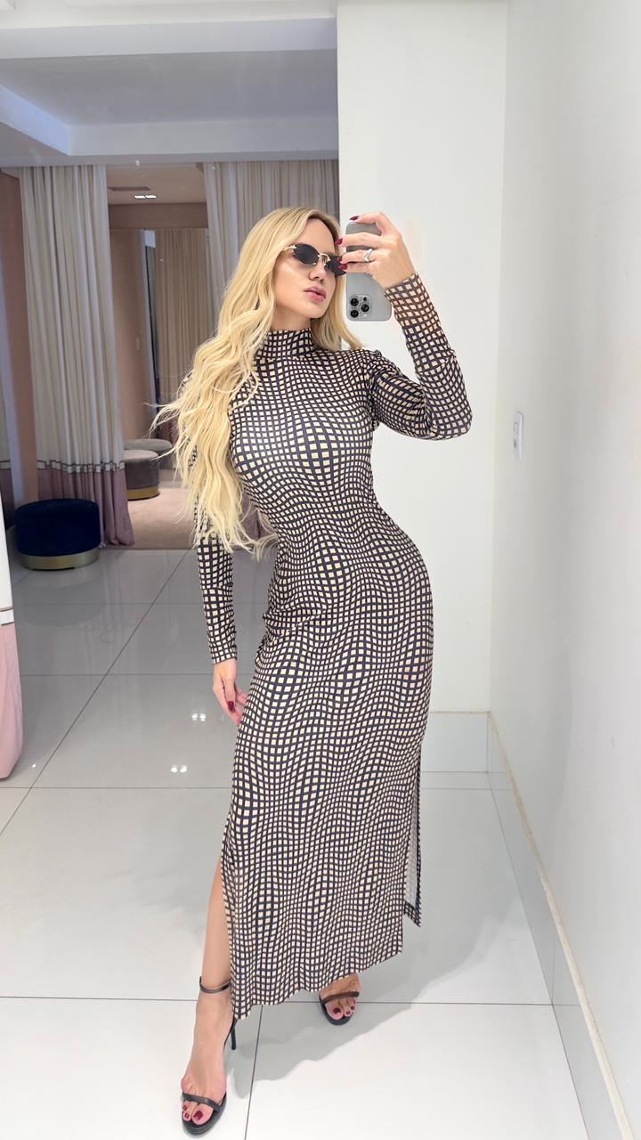 Vestido longo da marca Animale, modelo Thallyta, com detalhes elegantes e tecido fluido, exibido em uma mulher usando na imagem.