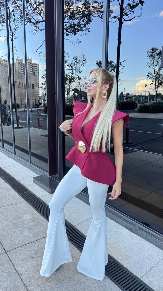 Calça flare Lira Kaily da Lopz, em tecido preto com detalhe na barra, vista em uma mulher usando a calça.