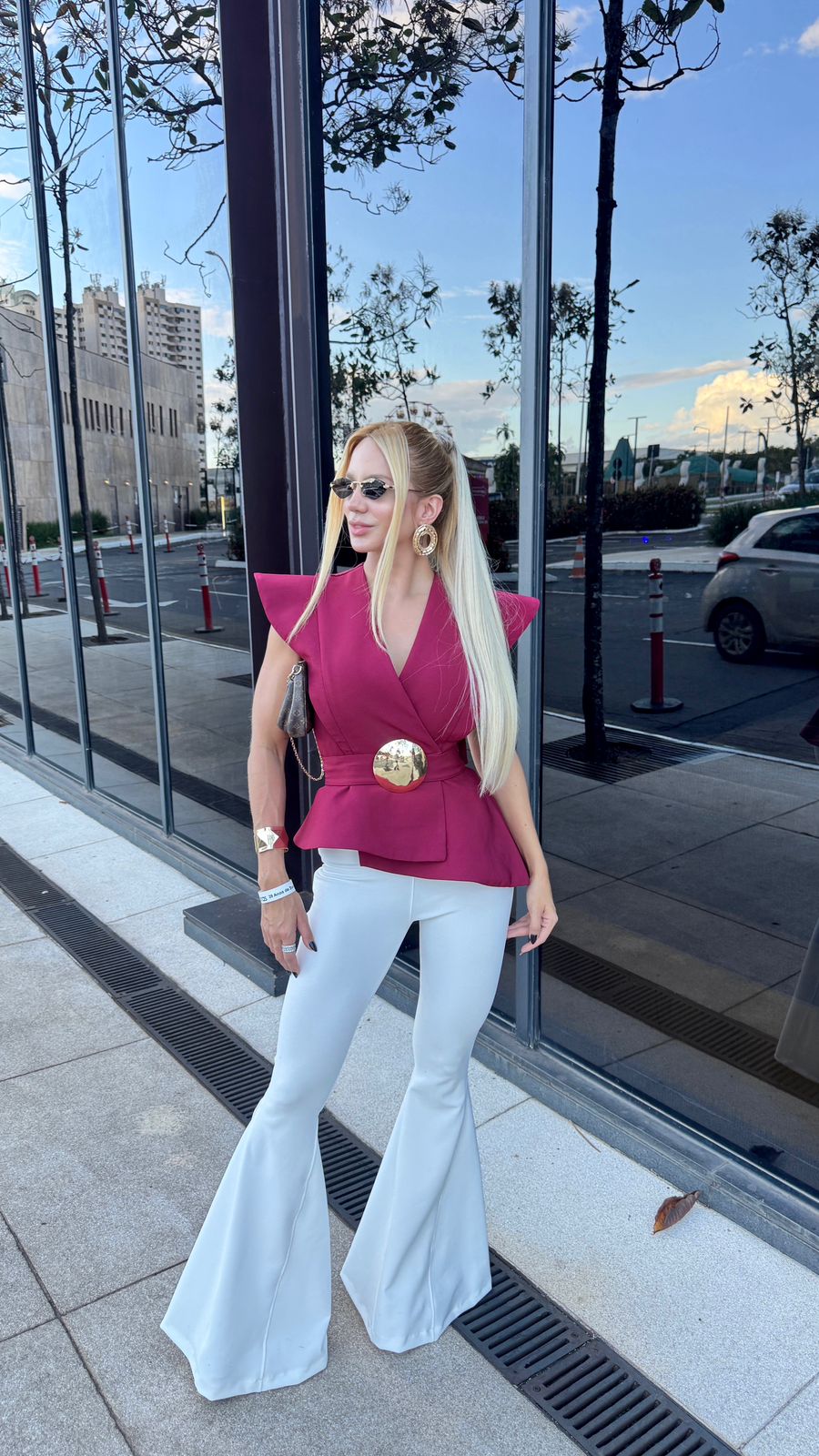 Calça flare Lira Kaily da Lopz, modelo com cintura alta e comprimento longo, em tecido preto, vista de frente.