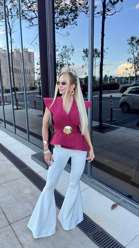 Calça flare Lira Kaily da Lopz, modelo com cintura alta e comprimento longo, em tecido preto, vista de frente.