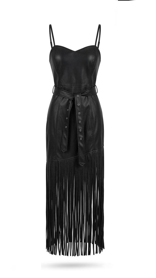 Vestido de couro ecológico com franjas da Wanessa Lopez Concept, exibido em detalhe na imagem.