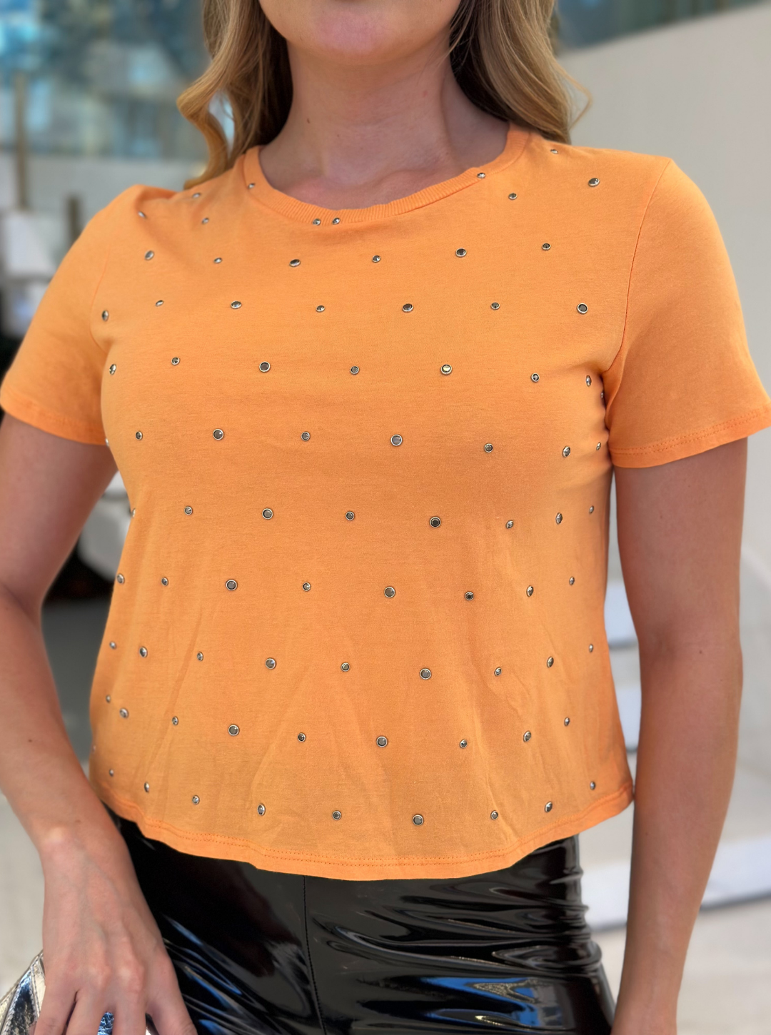 Blusa Magda da Animale em tom laranja, modelo de manga longa com tecido leve e acabamento elegante.