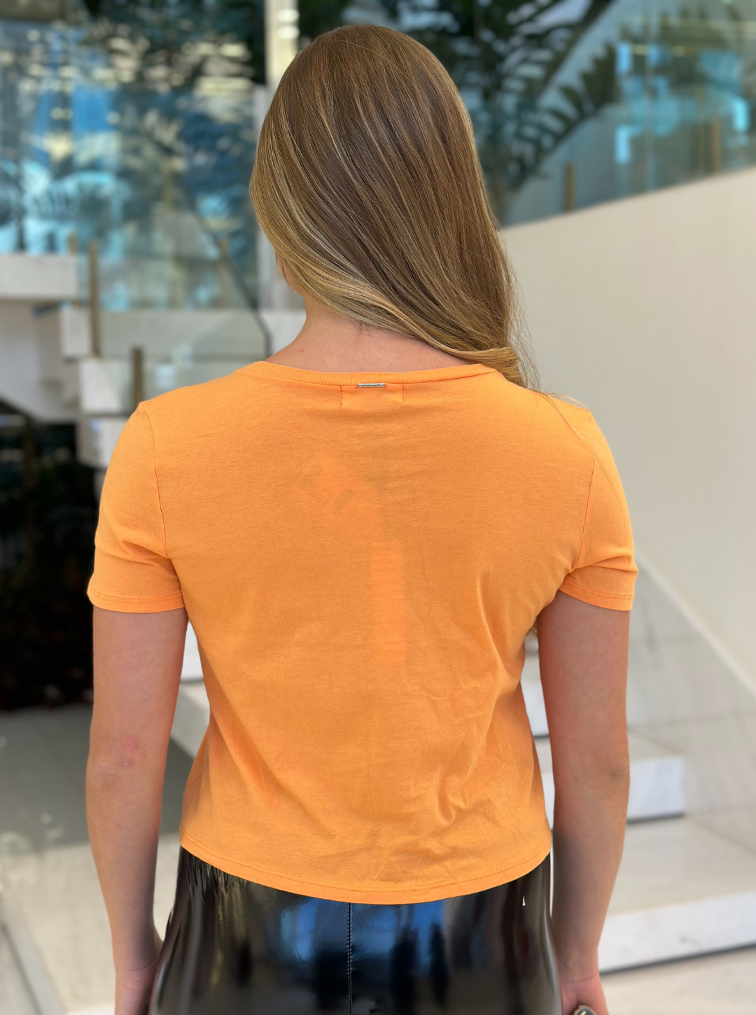 Blusa Magda da Animale em tom laranja, com tecido leve e design elegante, vista frontal na imagem.