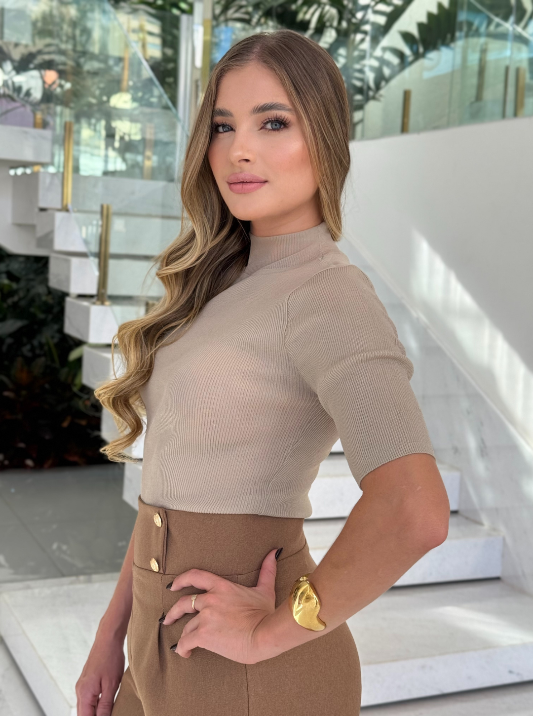 Blusa bege da Animale com estampa Catti Animale, tecido leve e confortável, vista frontal em modelo.
