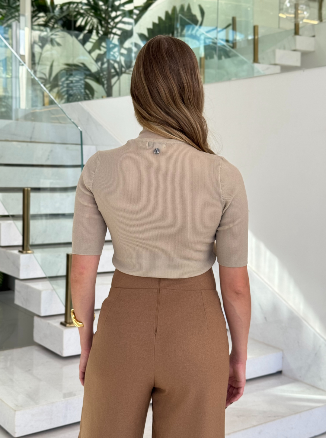 Blusa bege da Animale com estampa Catti Animale, tecido suave e corte confortável, ideal para looks casuais e elegantes.