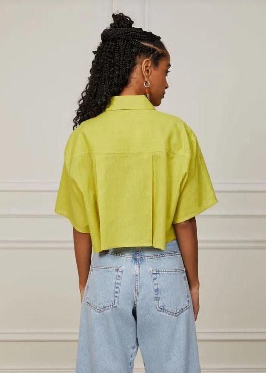 Camisa estilo linen da Animale em tom turquesa, com tecido leve e detalhe casual, para looks elegantes e confortáveis