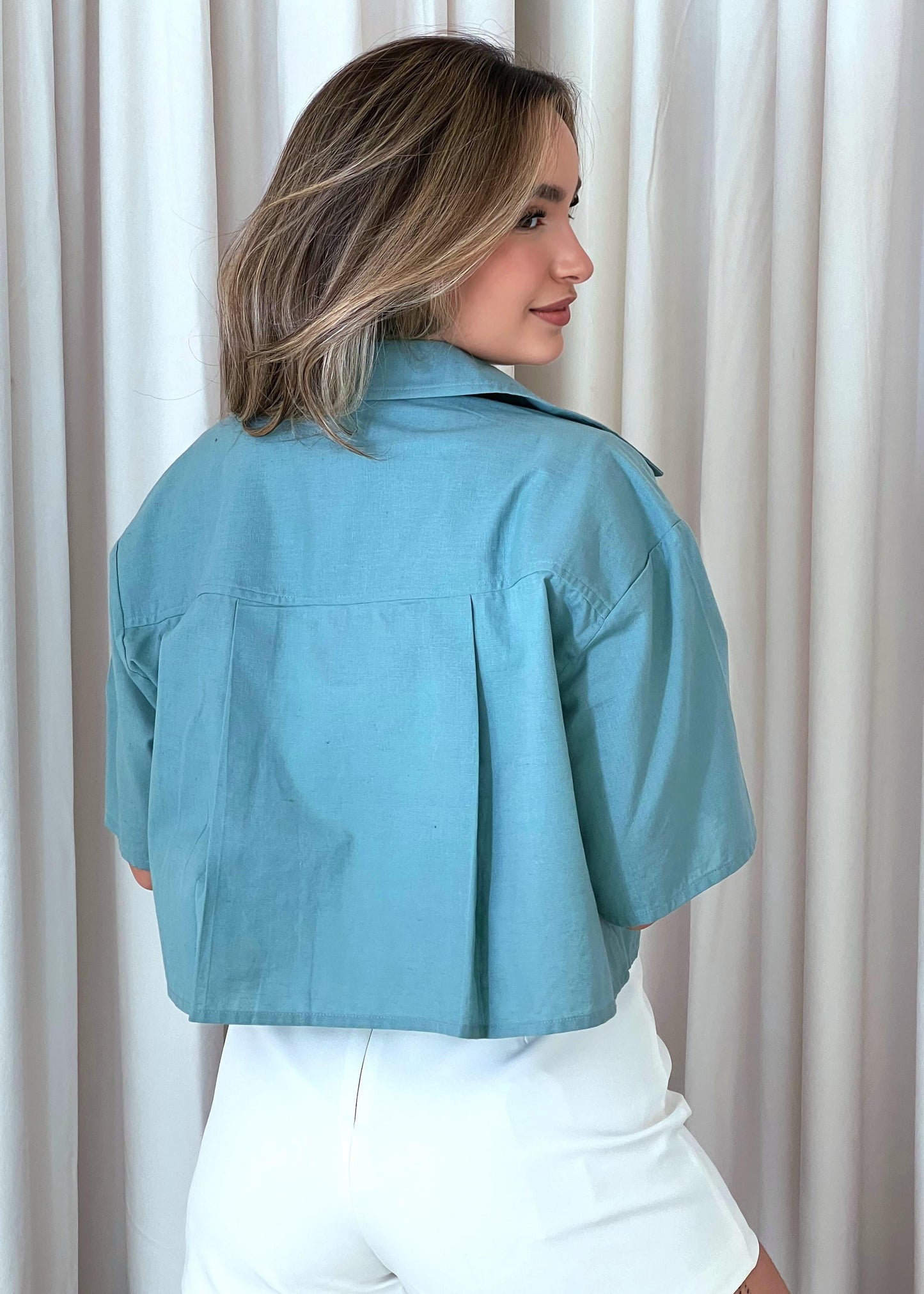 Camisa Animale estilo linho na cor turquesa, veste casual e confortável, feita com tecido leve e de alta qualidade.