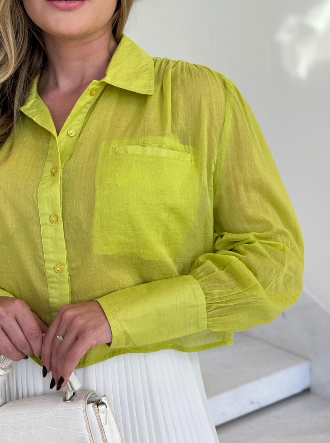 Camisa verde abacate Animale Manteiga Lolla, feita em tecido leve, com detalhes sutis e caimento confortável.