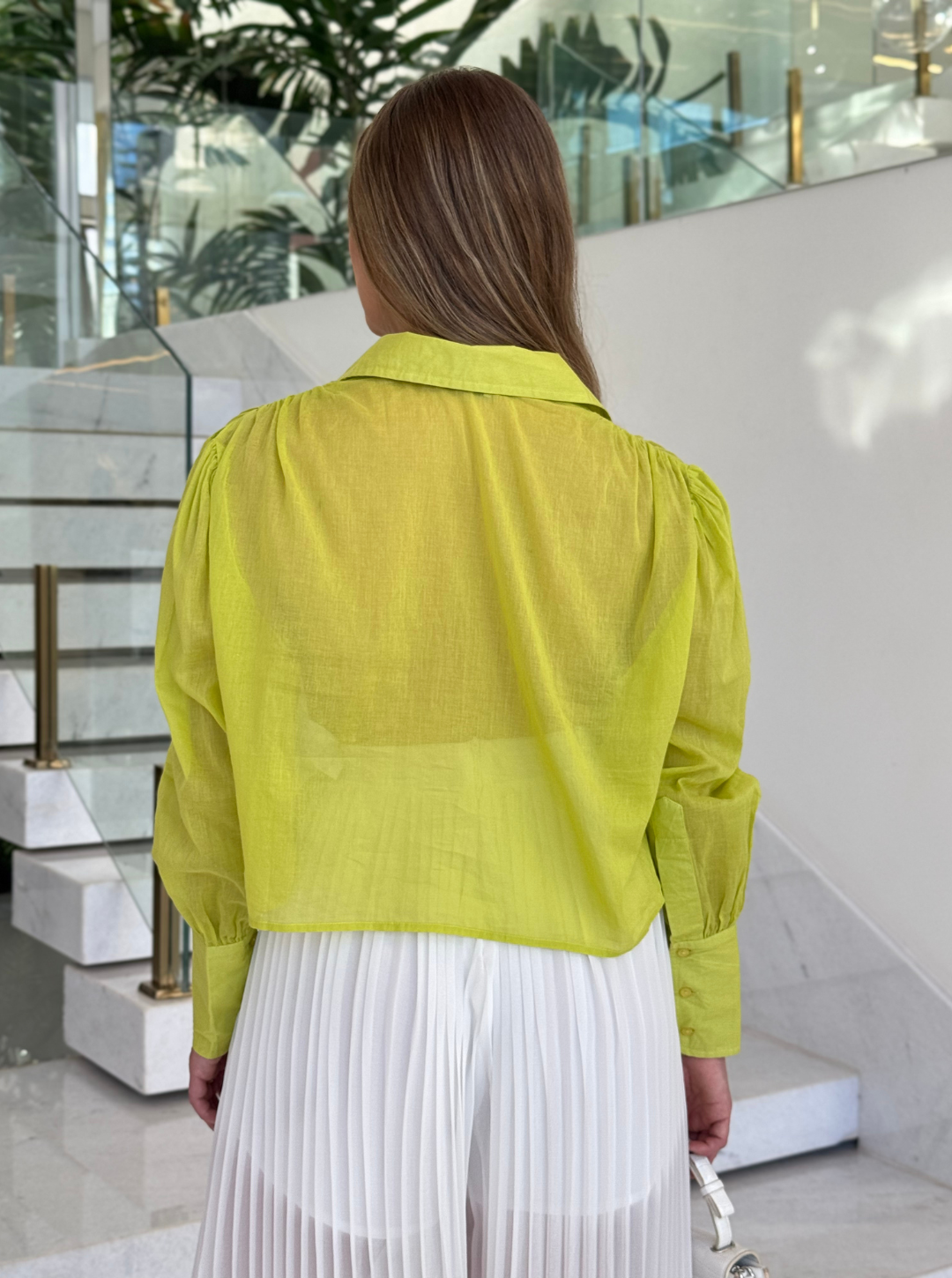 Camisa verde abacate Animale Lolla Manteiga, com tecido leve e detalhes elegantes, usada como roupa casual ou elegante.