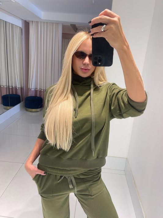 Conjunto de moletom rib Sofhia da marca Animale em tom verde militar, exibindo detalhes do tecido e design confortável.