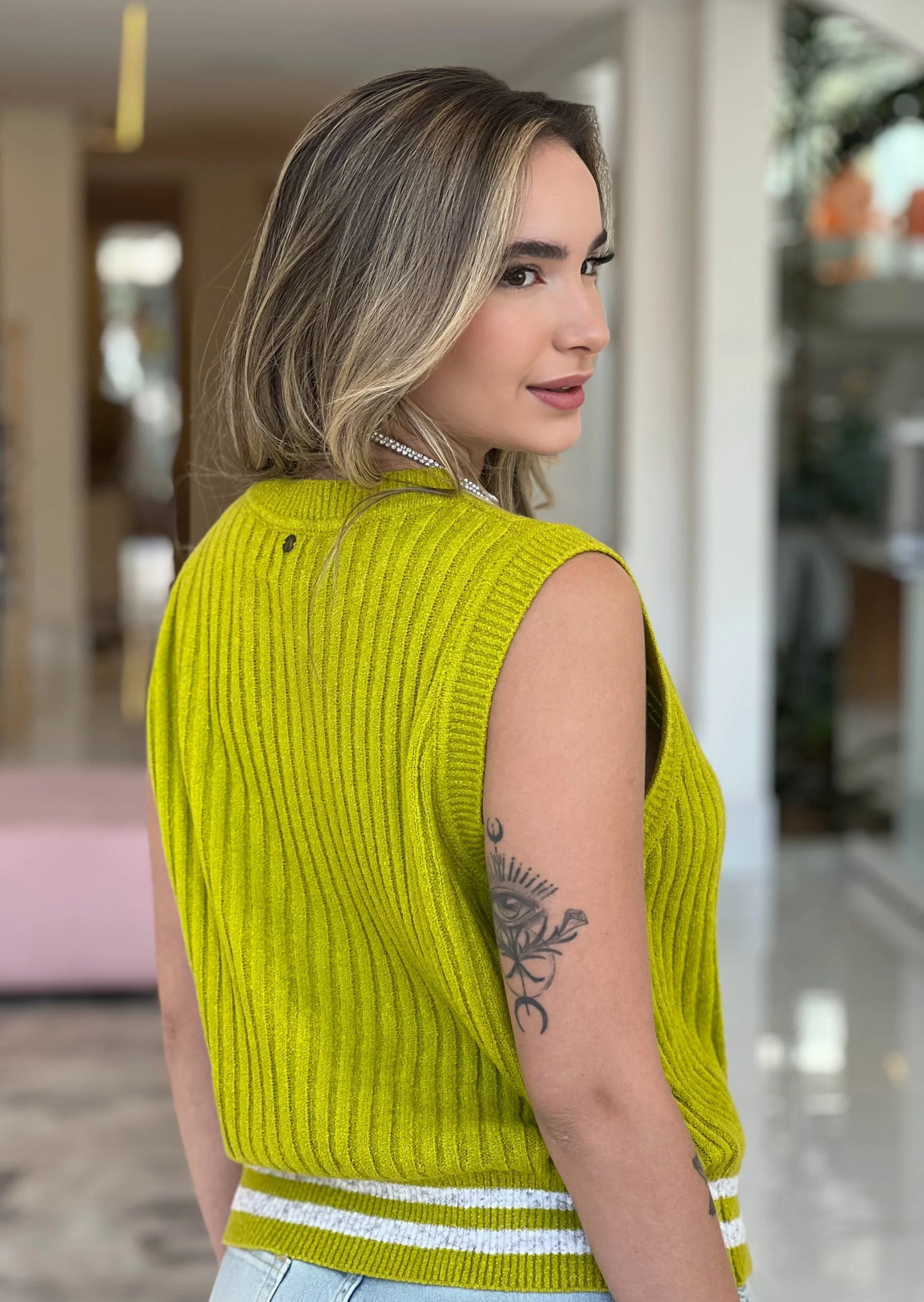 Top tricot atoalhado Animale, peça feminina de tecido macio, com detalhes de acabamento elegante e conforto.