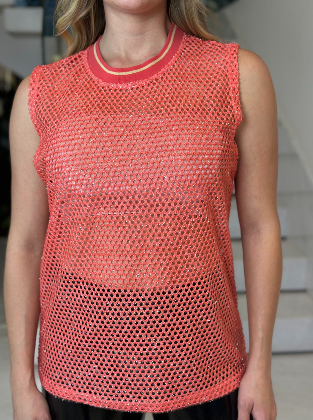 Regata Furadinha Animale em salmão, peça de roupa feminina leve com detalhes furadinhos e estilo casual.
