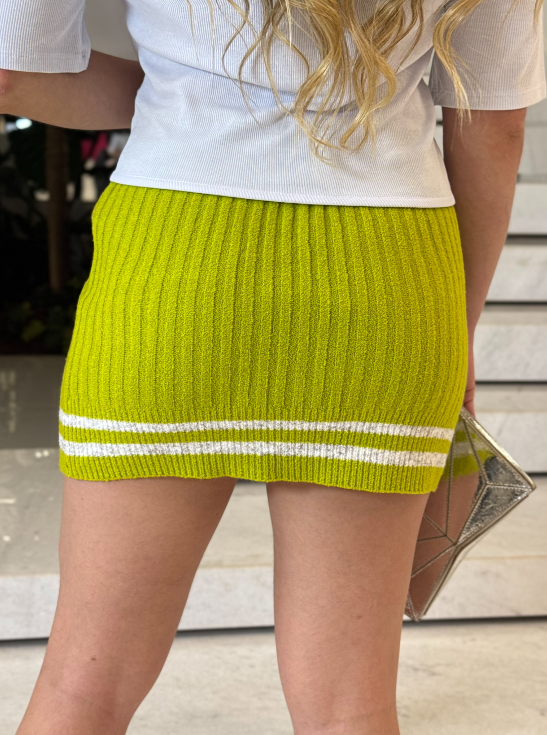 Saia tricot verde da Animale, modelo Ranne, com detalhes em padrão animal, vista de frente.