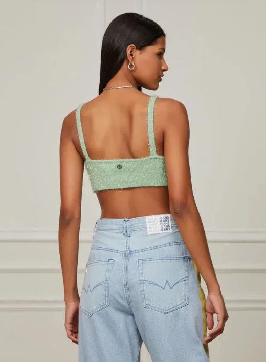 Top de tricô verde com brilho da Animale, destaque para o tecido com acabamento sofisticado e detalhes brilhantes.