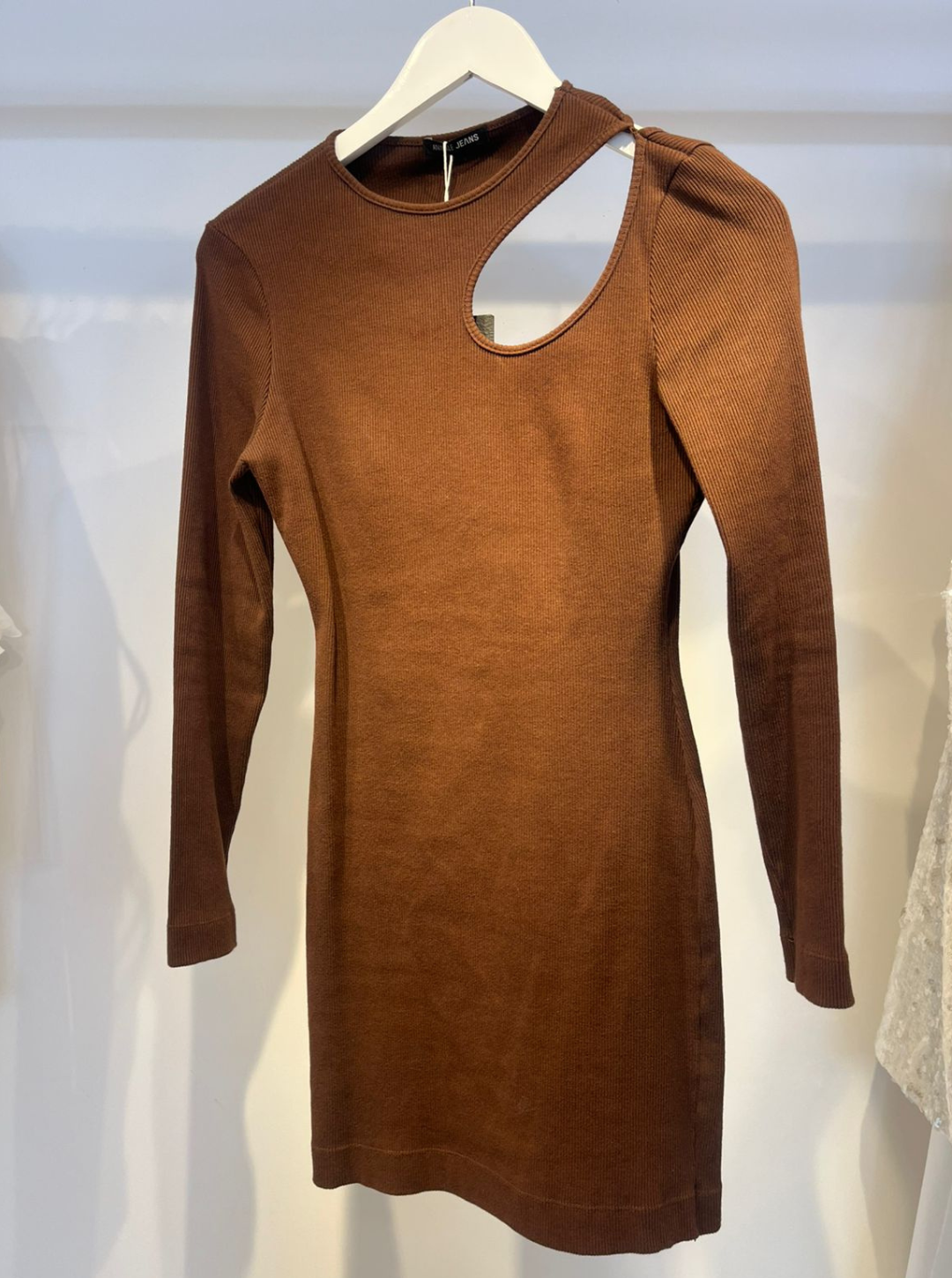 Vestido Animale Majesté Gota em tom marrom, com detalhes elegantes e estilo moderno, ideal para ocasiões especiais.