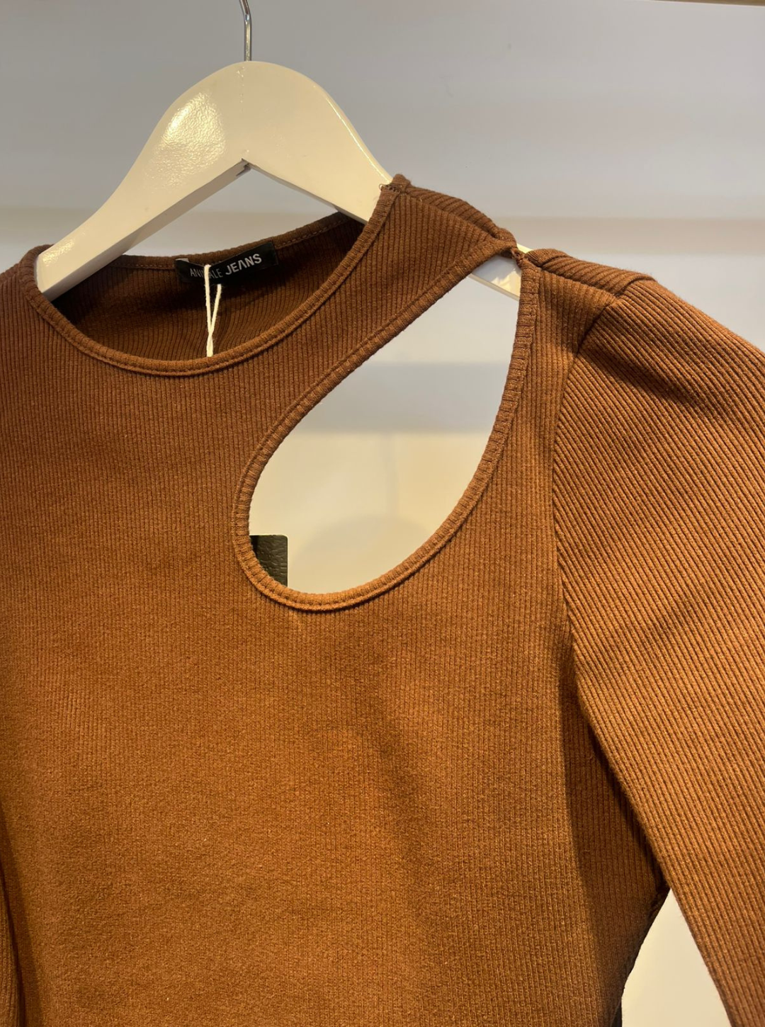 Vestido Animale Majesté Gota em tom marrom, com detalhes elegantes e corte sofisticado, ideal para ocasiões especiais.