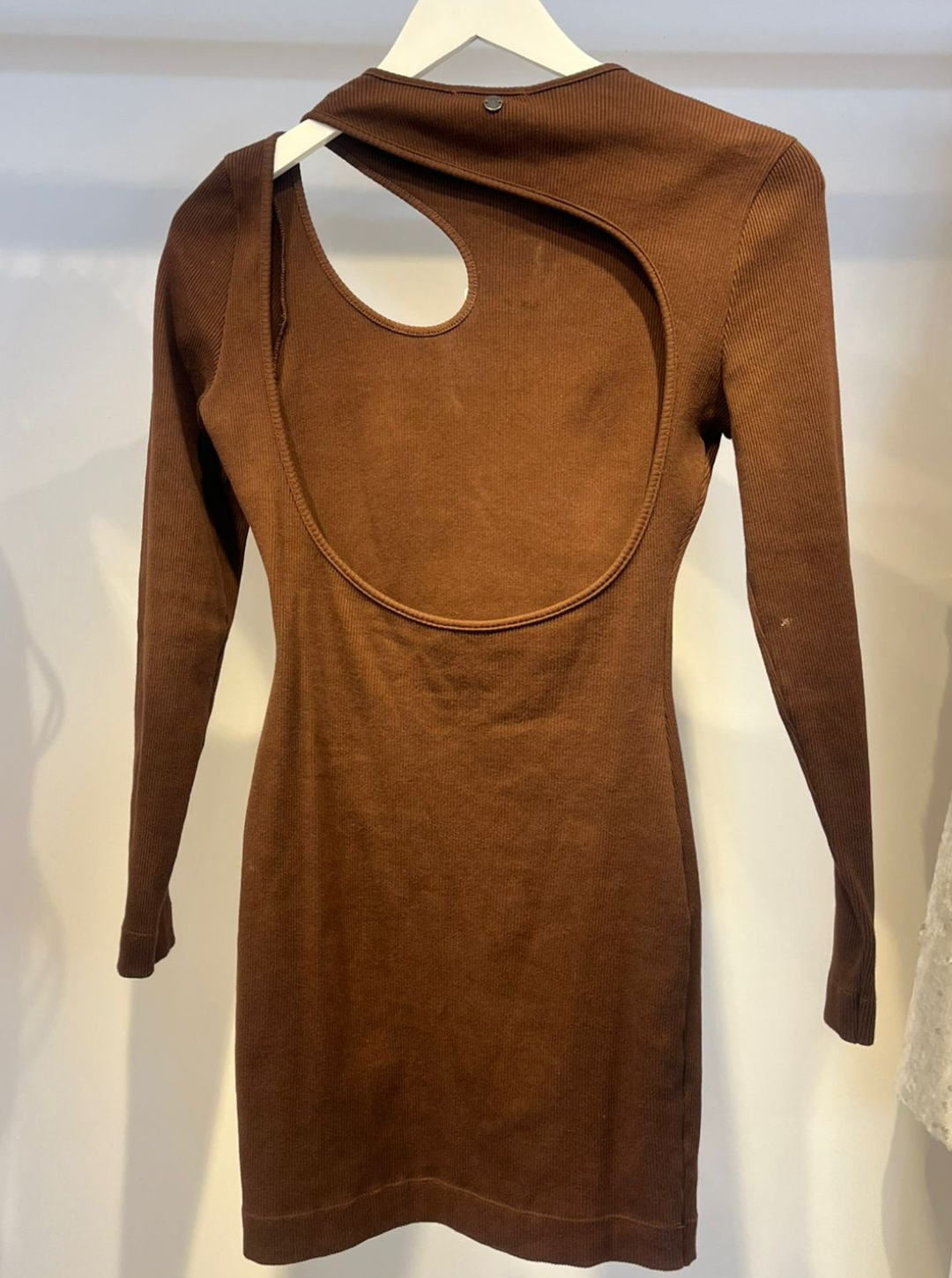 Vestido Majesté Gota da Animale em tom marrom, com detalhes elegantes e tecido fluido, ideal para ocasiões especiais.