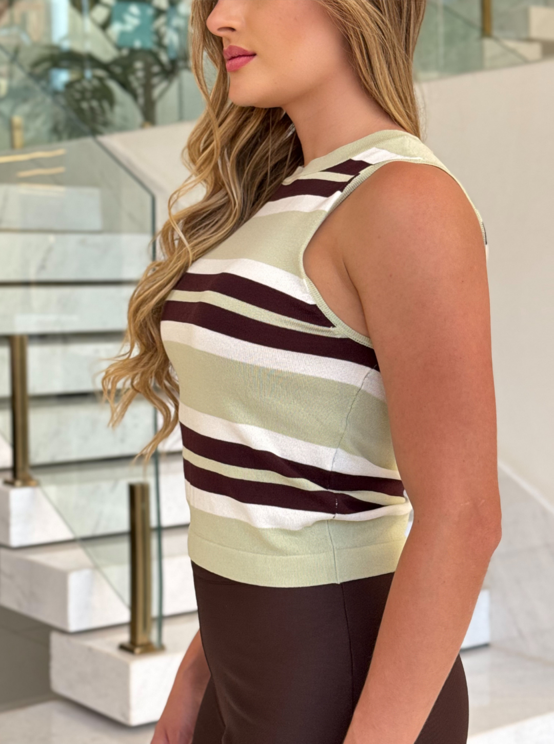Regata de tricot Ananda da Animali, em malha leve com detalhes texturizados, ideal para looks casuais e confortáveis.