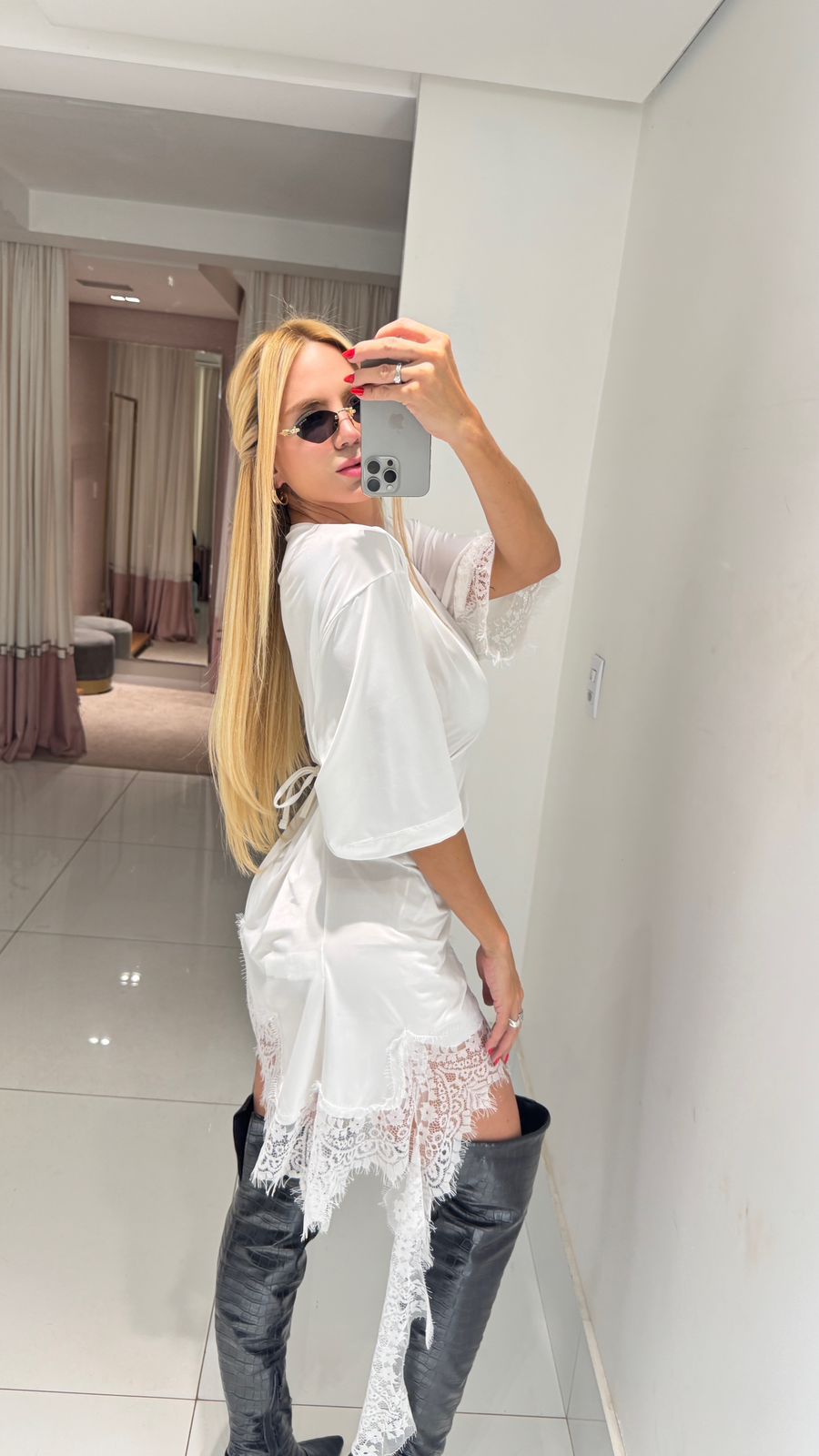 Blusa assimétrica feminina com detalhes de renda preta, maxi, da marca Splash, vista em detalhe na imagem.
