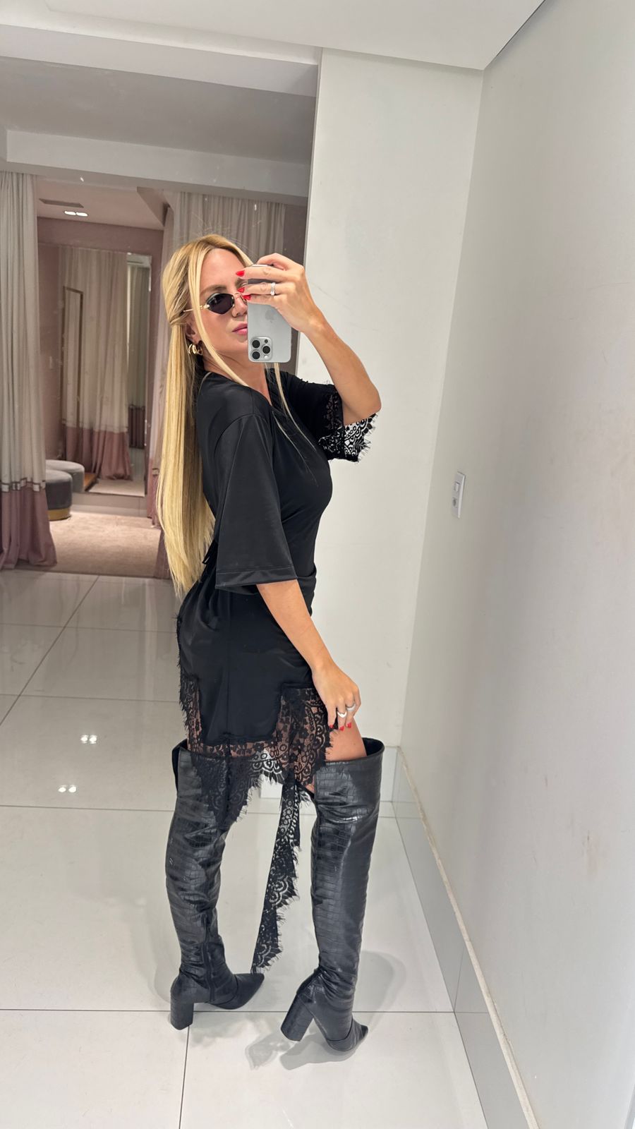 Blusa assimétrica feminina maxi da Splash com detalhes de renda preta, look elegante e sofisticado.
