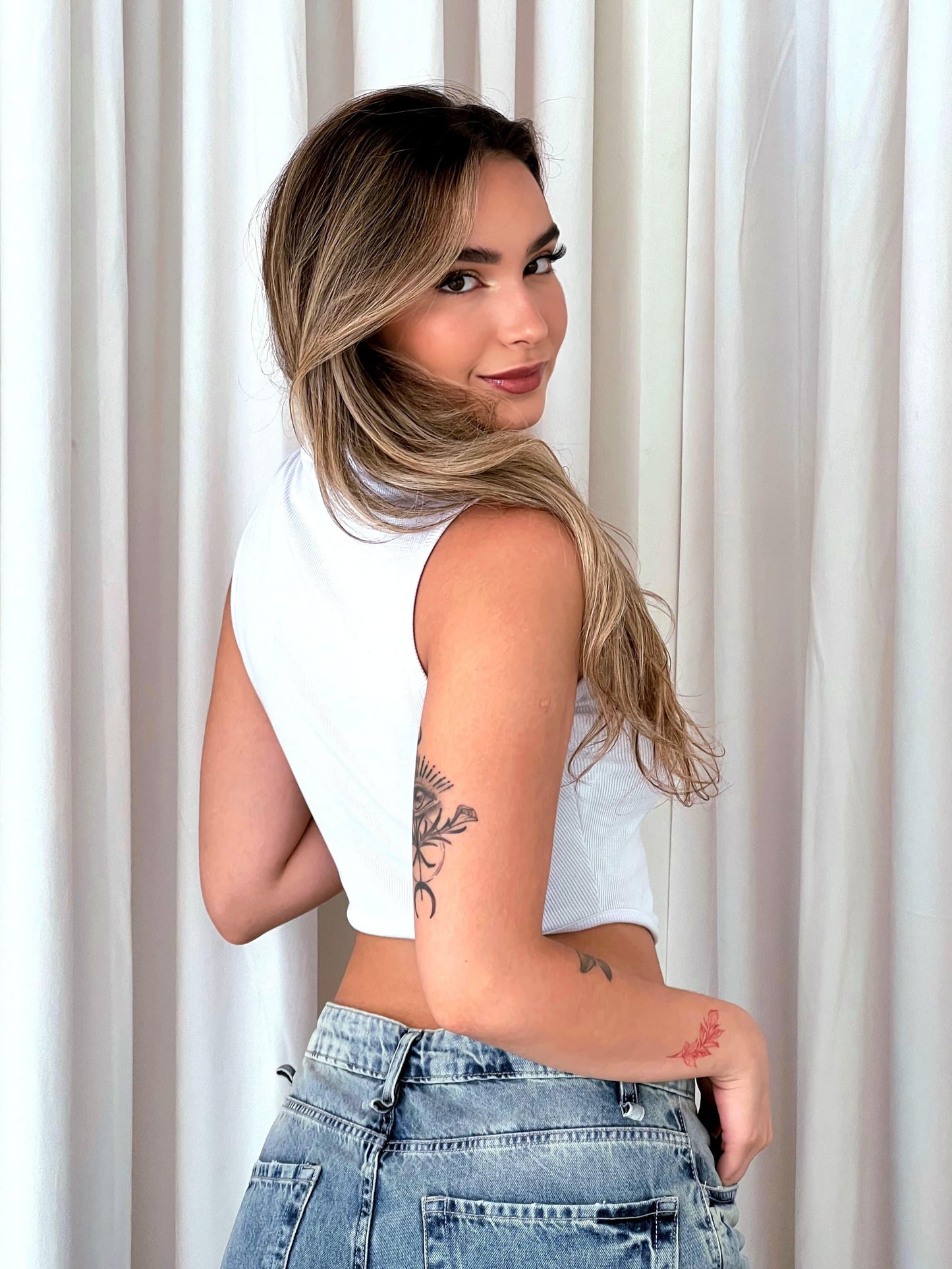 Regata cropped lisa preta da marca Charry, modelo de tecido leve e ajustado, ideal para looks casuais e estilos modernos.
