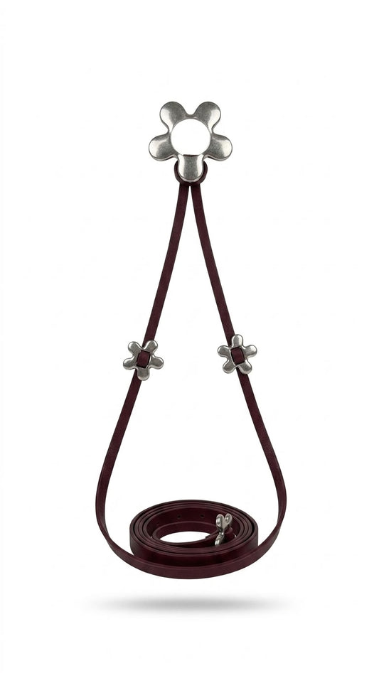 Cinto feminino Flor WL da marca WLC, com detalhes florais, feito de couro preto, ajustável e elegante para ocasiões variadas.