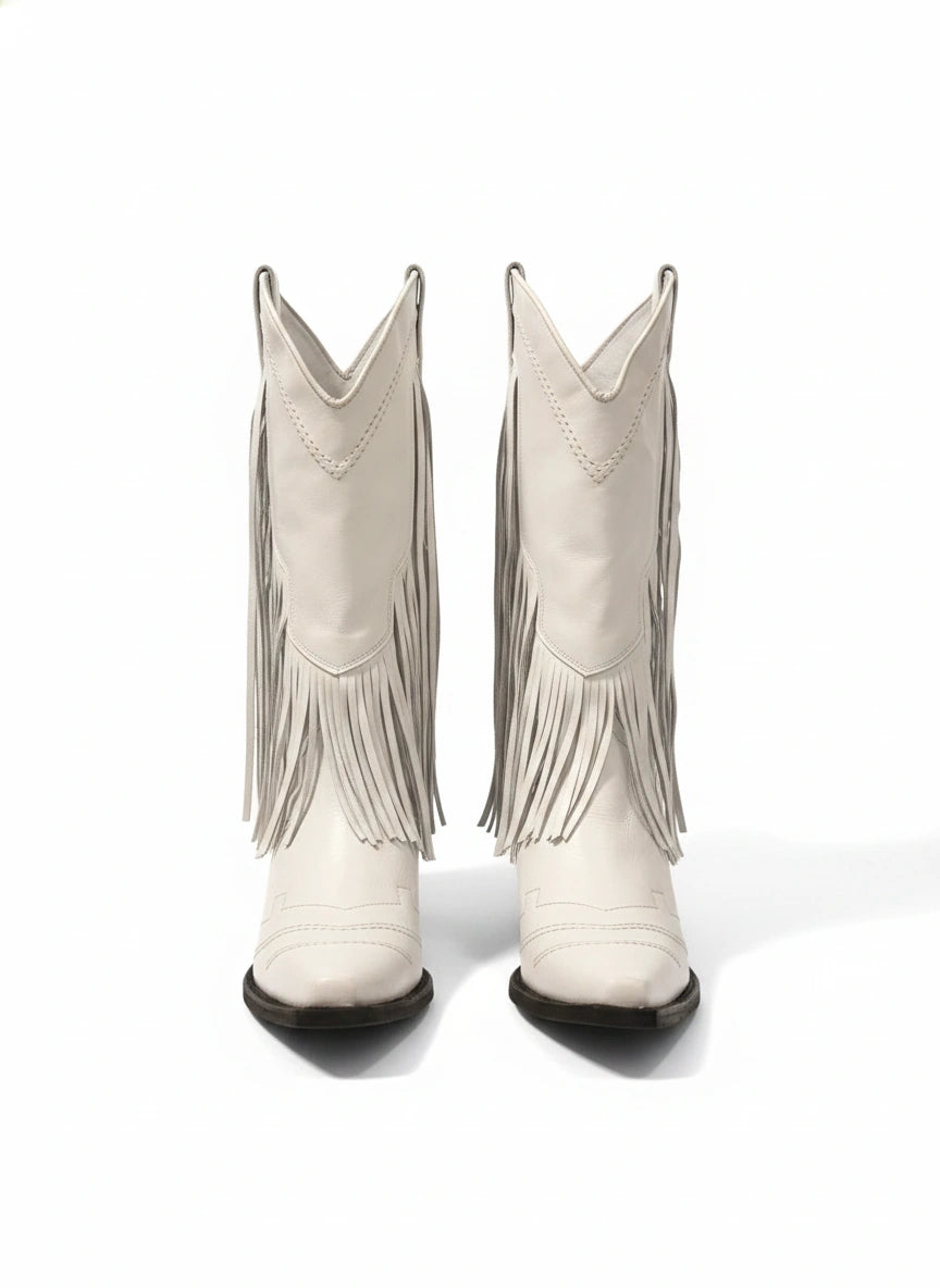 Bota urbana de couro com franja, estilo casual, da marca Wanessa Lopez Concept, em tom clássico.