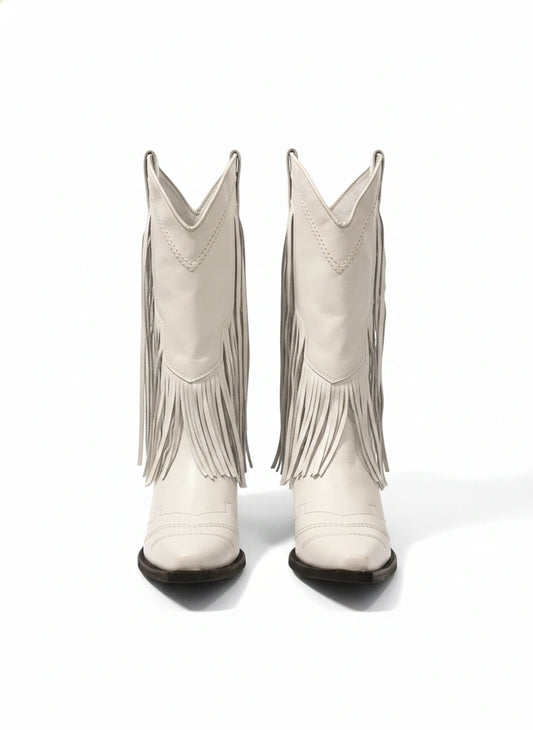 Bota urbana de couro com franja, estilo casual, da marca Wanessa Lopez Concept, em tom clássico.