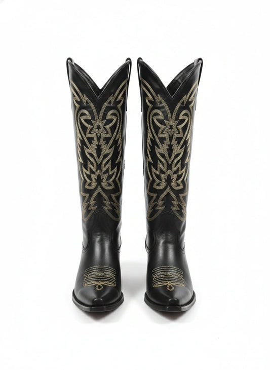 Bota de couro bordada da Wanessa Lopez Concept, com detalhes artesanais e acabamento elegante.