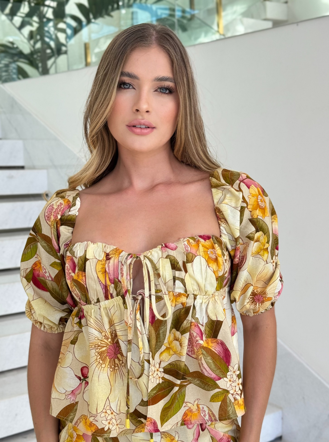 Colorful FARM blusa featuring a floral pattern, showcasing a relaxed fit and short sleeves on a light background.