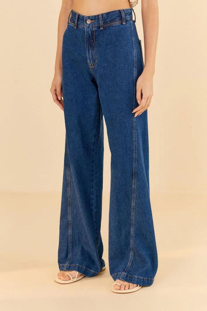 Calça jeans Farm com costura deslocada, estilo moderno, em tecido denim azul, vista frontal.
