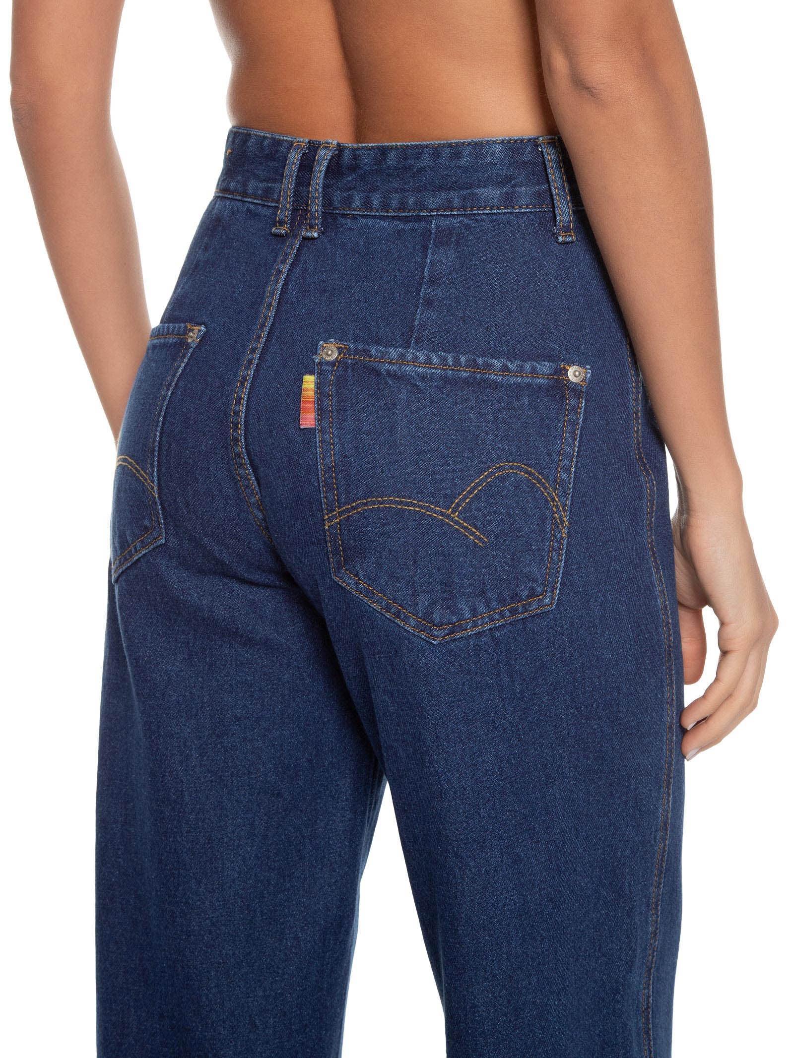 Calça jeans Farm com costura deslocada, estilo moderno e ajustado, exibida na imagem com detalhes visíveis.