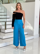 Calça pantalona alfaiataria da marca FARM em tecido leve, com corte amplo e elegante, ideal para looks sofisticados.