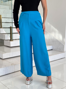 Calça pantalona de alfaiataria da FARM em tecido leve, com corte amplo e caimento elegante, ideal para ocasiões formais.