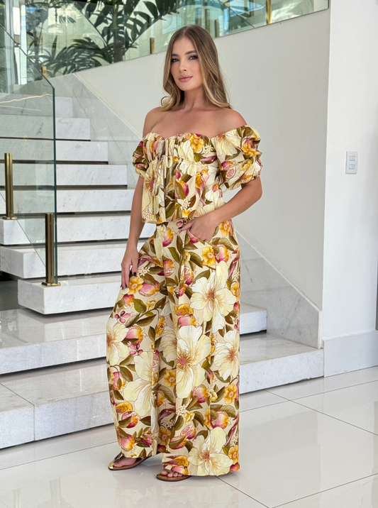 Calça Romance de Flor da marca FARM, com estampa floral vibrante e corte moderno, exibida em ambiente natural.
