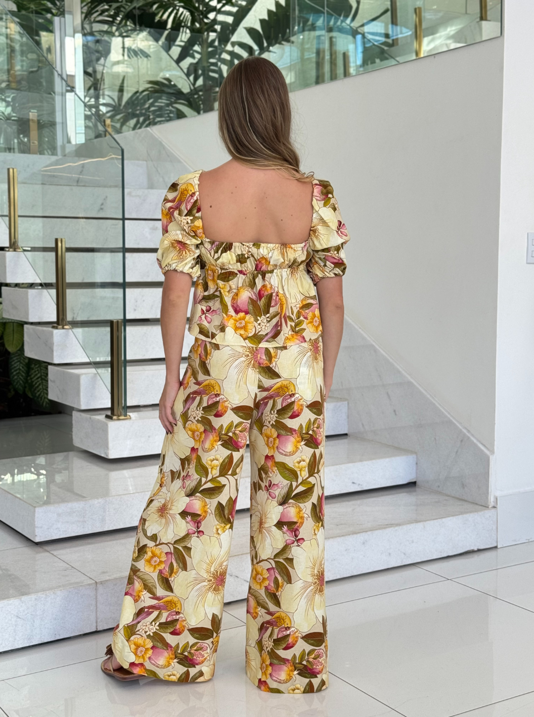 Calça FARM com estampa Romance de Flor, em tecido leve, com corte confortável e detalhes florais vibrantes.