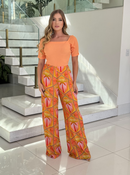 Calça pantalona Areal da FARM em tecido leve com estampa vibrante, ideal para looks casuais e confortáveis.