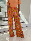 Calça pantalona Areal da FARM, com estampa vibrante e corte amplo, ideal para um look casual e confortável.