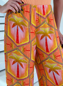 Calça pantalona Areal da FARM em tecido leve, com estampa colorida e corte amplo, ideal para looks casuais e confortáveis.