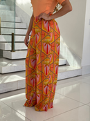 Calça pantalona Areal da FARM em tecido leve, com estampa vibrante e corte fluido, perfeita para looks casuais.